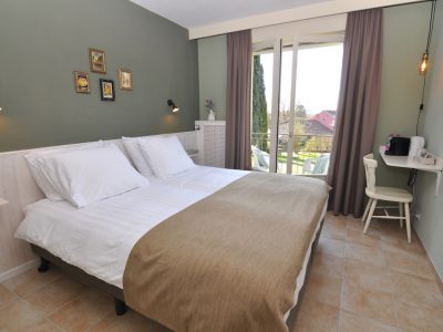 Room with extra large bed (bed & breakfast Vie la Vie)