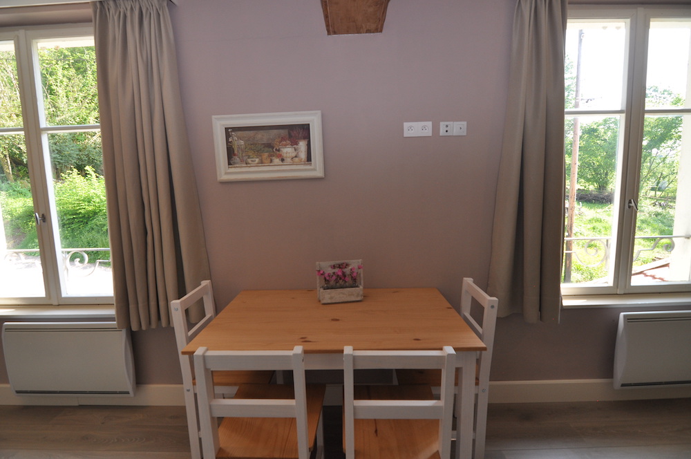 gites-appartement-voltaire-eettafel